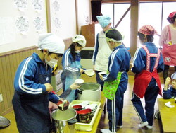 服間小学校の子供達が大豆料理を体験しました_e0061225_10214136.jpg