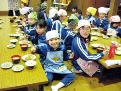 服間小学校の子供達が大豆料理を体験しました_e0061225_10274232.jpg