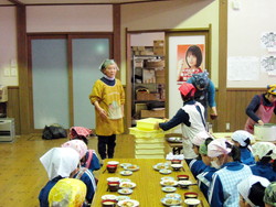 服間小学校の子供達が大豆料理を体験しました_e0061225_10312857.jpg