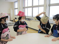 南中山小学校5年生の子供達が米粉パン作りを体験しました_e0061225_13395378.jpg