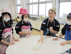 南中山小学校5年生の子供達が米粉パン作りを体験しました_e0061225_13402641.jpg
