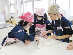 南中山小学校5年生の子供達が米粉パン作りを体験しました_e0061225_13433190.jpg