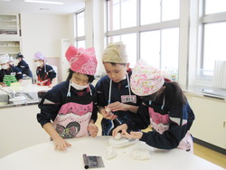 南中山小学校5年生の子供達が米粉パン作りを体験しました_e0061225_1344068.jpg