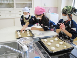 南中山小学校5年生の子供達が米粉パン作りを体験しました_e0061225_13553786.jpg