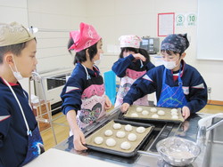 南中山小学校5年生の子供達が米粉パン作りを体験しました_e0061225_13555692.jpg