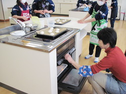 南中山小学校5年生の子供達が米粉パン作りを体験しました_e0061225_13582840.jpg