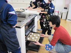 南中山小学校5年生の子供達が米粉パン作りを体験しました_e0061225_13593127.jpg