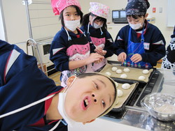 南中山小学校5年生の子供達が米粉パン作りを体験しました_e0061225_1430895.jpg