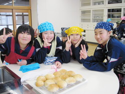 南中山小学校5年生の子供達が米粉パン作りを体験しました_e0061225_1432247.jpg