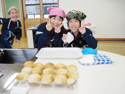 南中山小学校5年生の子供達が米粉パン作りを体験しました_e0061225_14323628.jpg