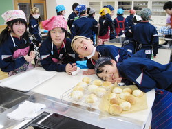 南中山小学校5年生の子供達が米粉パン作りを体験しました_e0061225_1432555.jpg