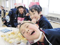 南中山小学校5年生の子供達が米粉パン作りを体験しました_e0061225_1433681.jpg