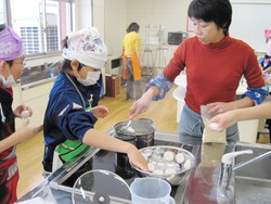 南中山小学校5年生の子供達が米粉パン作りを体験しました_e0061225_1463537.jpg