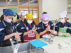 南中山小学校5年生の子供達が米粉パン作りを体験しました_e0061225_1482776.jpg