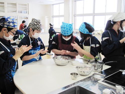 南中山小学校5年生の子供達が米粉パン作りを体験しました_e0061225_148513.jpg