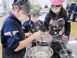 南中山小学校5年生の子供達が米粉パン作りを体験しました_e0061225_1492417.jpg