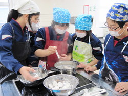 南中山小学校5年生の子供達が米粉パン作りを体験しました_e0061225_1495516.jpg