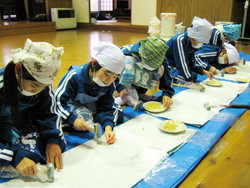 服間小学校の子供達が大豆料理を体験しました_e0061225_9165074.jpg