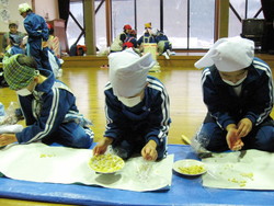 服間小学校の子供達が大豆料理を体験しました_e0061225_917654.jpg