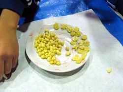 服間小学校の子供達が大豆料理を体験しました_e0061225_918334.jpg