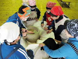 服間小学校の子供達が大豆料理を体験しました_e0061225_9202393.jpg