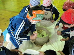 服間小学校の子供達が大豆料理を体験しました_e0061225_9203432.jpg