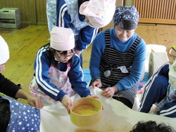 服間小学校の子供達が大豆料理を体験しました_e0061225_920534.jpg