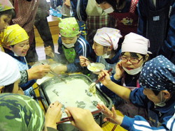 服間小学校の子供達が大豆料理を体験しました_e0061225_9261819.jpg