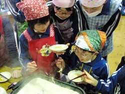服間小学校の子供達が大豆料理を体験しました_e0061225_927176.jpg