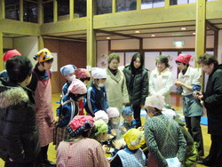 服間小学校の子供達が大豆料理を体験しました_e0061225_9314948.jpg