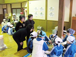 服間小学校の子供達が大豆料理を体験しました_e0061225_9321274.jpg