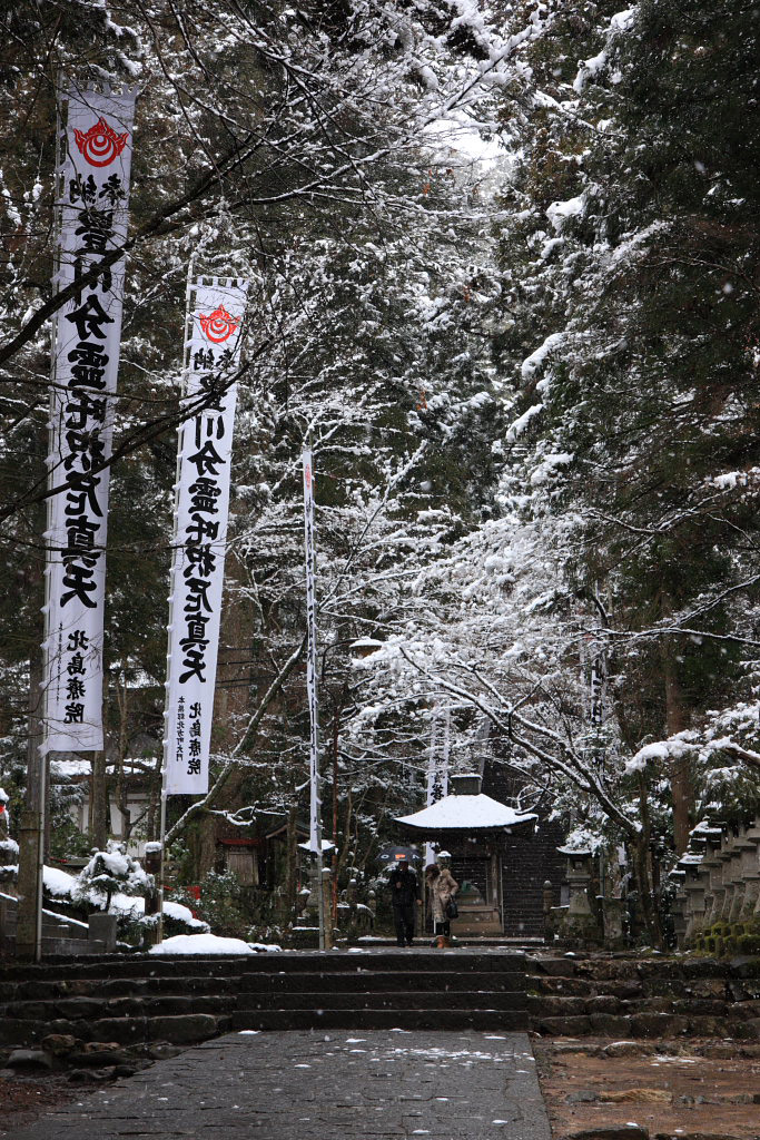 　　雪の降る参道から　１_f0129465_72911.jpg