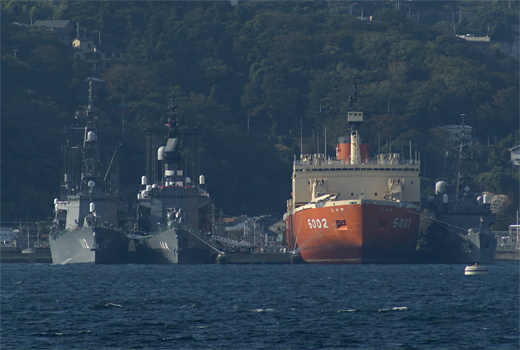 『YOKOSUKA軍港めぐり』砕氷艦「しらせ5002」号さんの旅立ち（前編）_e0150566_015227.jpg