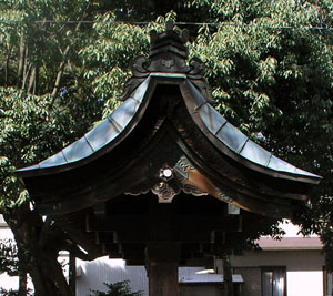 木造連子窓型蕃塀の桧皮葺き屋根 その6 蕃塀マニア 木造連子窓型蕃塀の桧皮葺き屋根 その6 蕃塀マニア