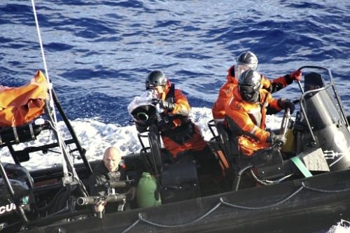 「白人至上主義団体」シーシェパード、ついに日本の調査捕鯨船を爆撃!?_e0171614_15585158.jpg