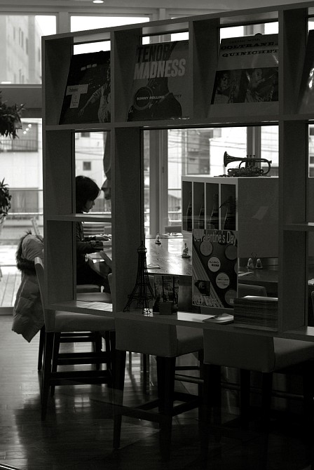 2010-2-13　古く新しい街のカフェにて_c0136330_1382338.jpg