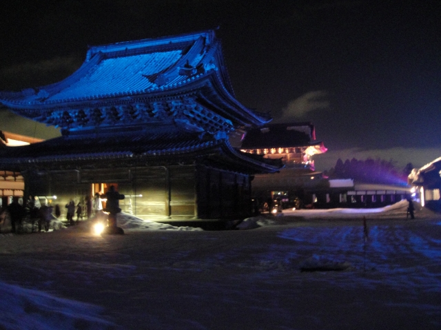 「国宝　瑞龍寺　冬のライトアップと門前市」_c0108460_2255216.jpg