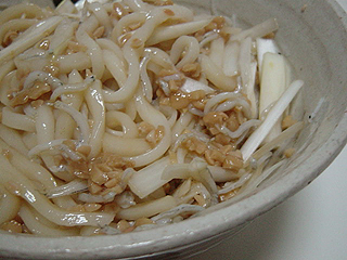 納豆しらすうどんとラー油奴_c0025217_14441563.jpg