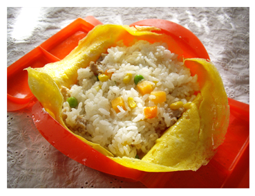 ペティートでバレンタインなオムライス弁当_c0103827_10262114.jpg