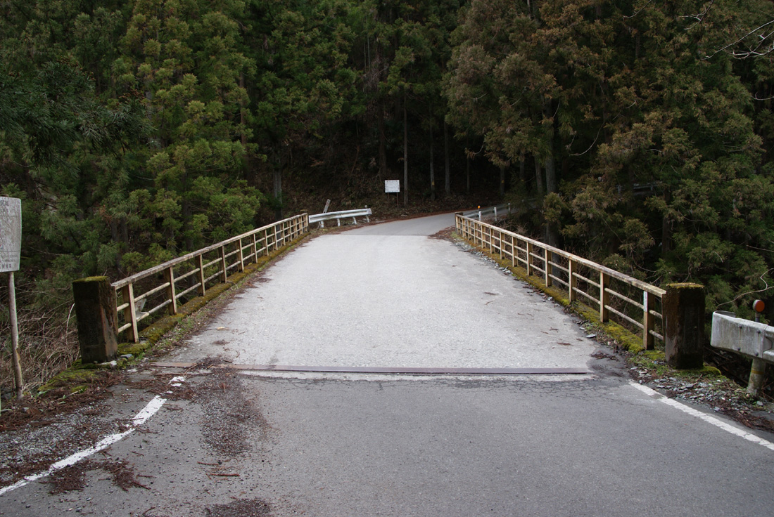 橋 24 神秘の山