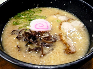 だんだん家@春日 ★☆ (醤油鶏骨ラーメン&味噌鶏骨ラーメン(+背脂)そして緊急報告)_f0080612_23313973.jpg