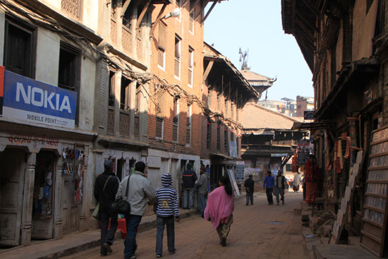 ネパールを歩く　9　バクタブルのバザール_e0048413_2229141.jpg