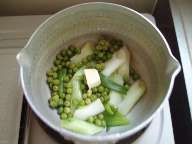 ＜イギリス料理・レシピ＞ 長ネギとグリーンピースのレモンバター風味【Leek and Peas in Lemon Butter】_e0038047_10132524.jpg