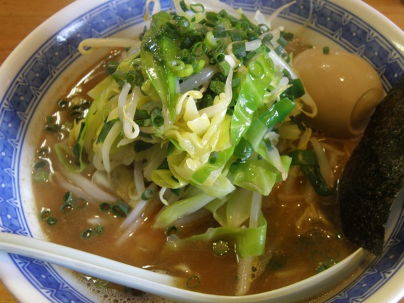 経堂西通り「まことや」さんの野菜トッピング&チャーシューごはん。_f0053279_15591772.jpg