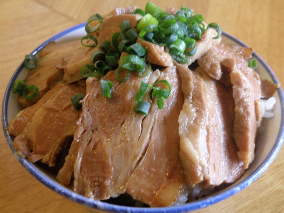 経堂西通り「まことや」さんの野菜トッピング&チャーシューごはん。_f0053279_161893.jpg