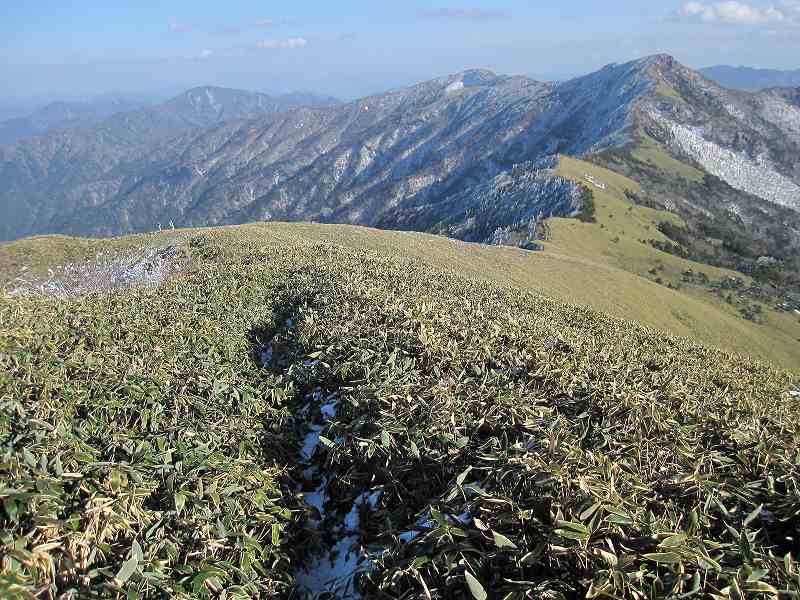 愛媛県　大永山トンネルから　ちち山・笹ヶ峰　　眺めが非常にいいです　_b0124306_2302039.jpg