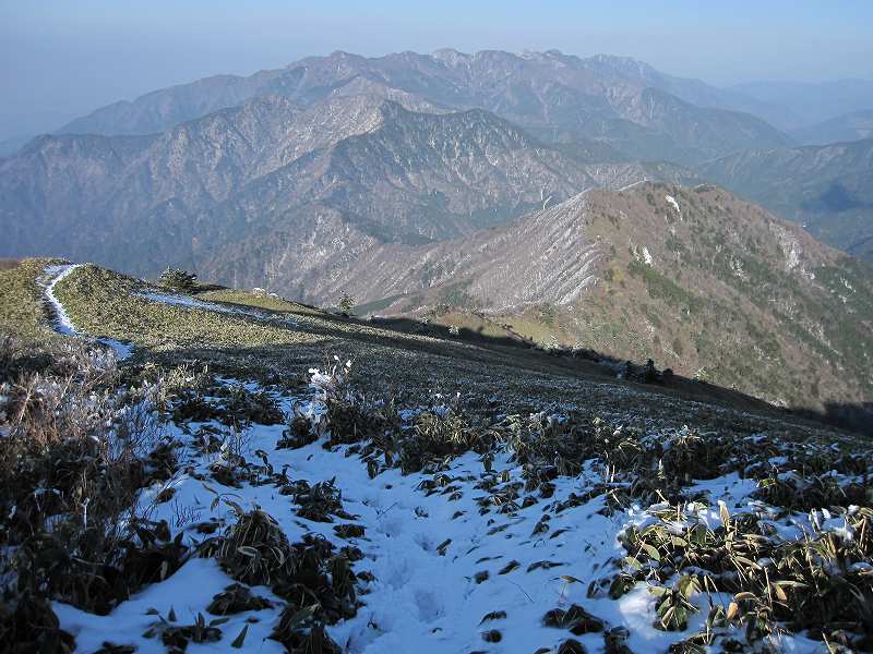 愛媛県　大永山トンネルから　ちち山・笹ヶ峰　　眺めが非常にいいです　_b0124306_2351827.jpg