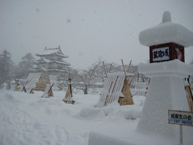 冬の津軽を歩く(2)弘前城の雪燈籠まつり_c0013687_2211874.jpg