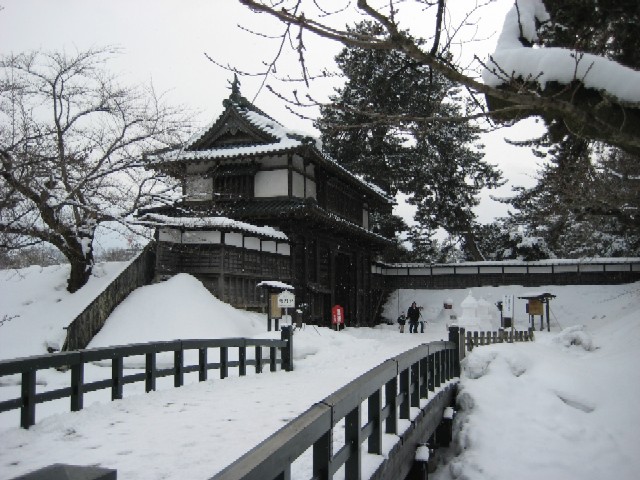 冬の津軽を歩く(2)弘前城の雪燈籠まつり_c0013687_2253665.jpg