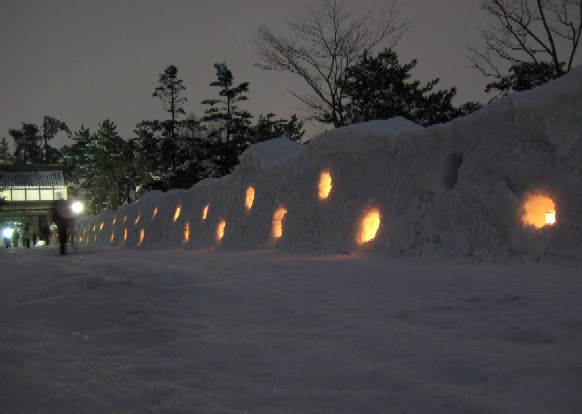 冬の津軽を歩く(2)弘前城の雪燈籠まつり_c0013687_2274710.jpg